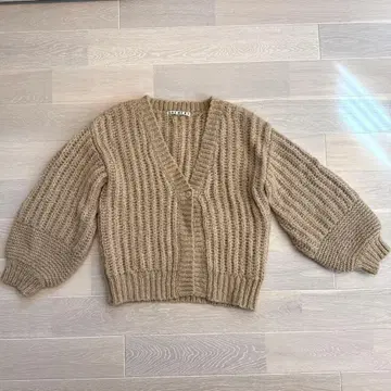 [ 새상품급 ] 시너리 SHENERY 볼륨 니트 가디건 긴팔 니트탑