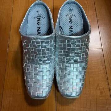 NO NAME 실버 가죽 슬립온