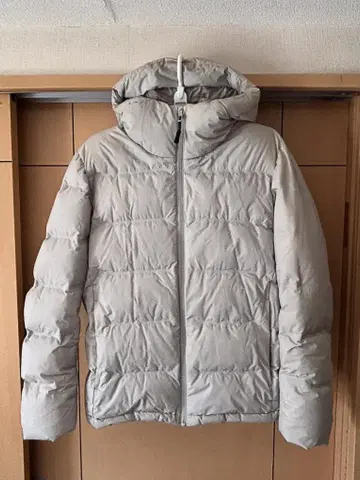 유니클로 라이트 그레이 다운 자켓 후드 부착