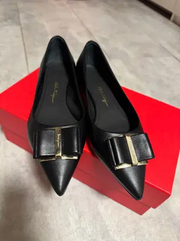Ferragamo 블랙 스틸레토 플랫슈즈 7.5