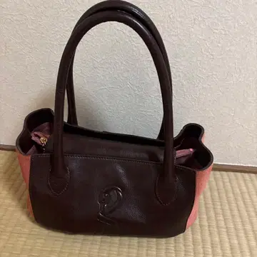 로베르타 브라운과 핑크 핸드백