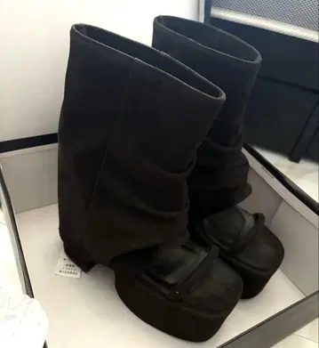 EMODA 커버 벌키 샌들 블랙 컬러