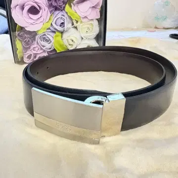 HUGO BOSS 블랙 가죽 벨트 메탈릭 버클