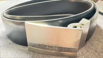 HUGO BOSS 블랙 가죽 벨트 메탈릭 버클