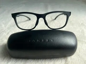 OAKLEY 블랙 프레임 안경 케이스 포함