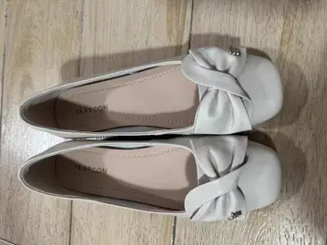 YEARCON 화이트 플랫슈즈 리본 포함