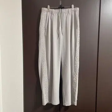 HARE 자수 장식 화이트 팬츠