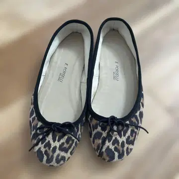 E. Porselli 레오파드 무늬 플랫슈즈
