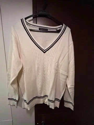 화이트 V넥 니트 스웨터