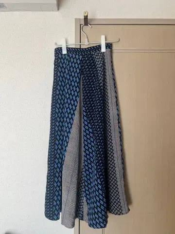 블루 계열 멀티 패턴 플레어 롱 스커트