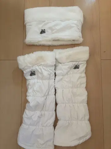 화이트 퍼 포함 여성 의류