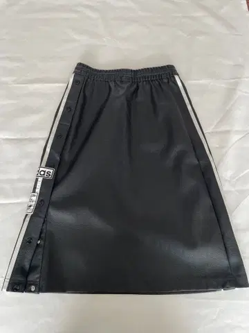 adidas 버튼 포함 사이드 슬릿 스커트 블랙 인조 가죽 허리밴딩