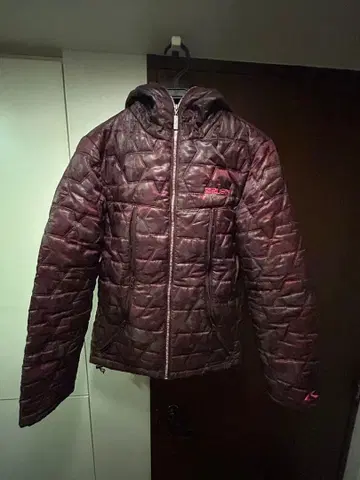 버건디 다운 자켓 후드 부착