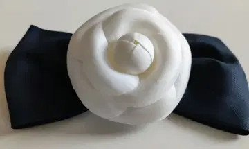 모리 하나에 네이비 리본과 까멜리아 모티브의 브로치