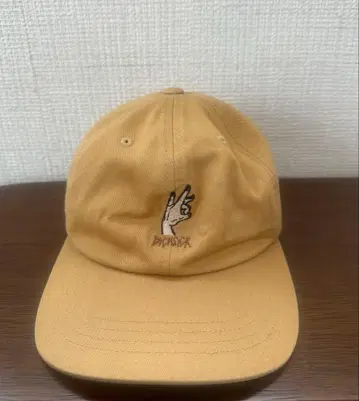 베이지 캡 손 자수 디자인