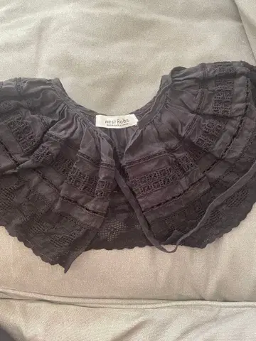nest Robe 블랙 탈부착 카라 레이스 장식