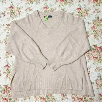 어반 리서치 베이지 V넥 긴팔 니트 스웨터