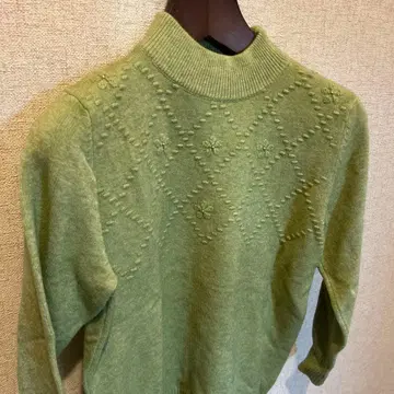 밝은 그린 컬러의 긴팔 니트 스웨터