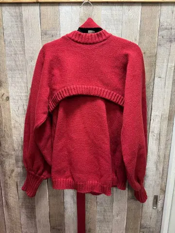 리본 포함 레드 니트 스웨터