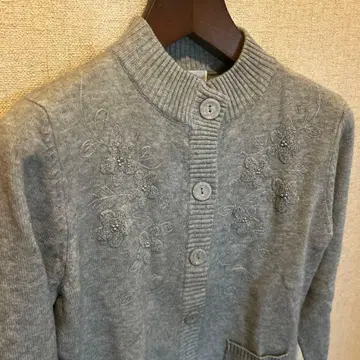 그레이 꽃무늬 자수 긴팔 가디건