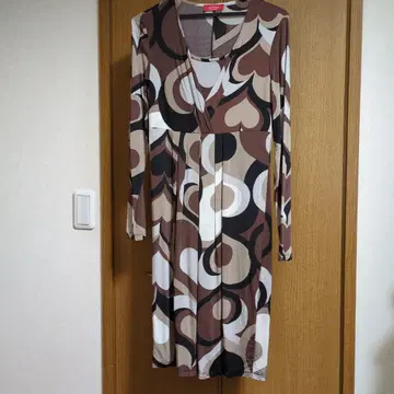 이탈리아제 브라운 계열 기하학 패턴의 긴팔 원피스