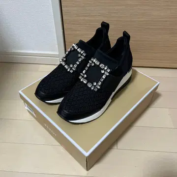 REZOY 비쥬 장식 블랙 스니커즈