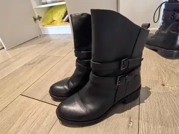 블랙 버클 부착 사이드 고어 부츠