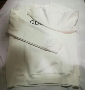 로고 화이트 맨투맨