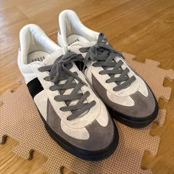 Graphpaper Reproduction of Found 스니커즈