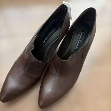 RABBIKEDSHI WORKS 다크 브라운 하이힐