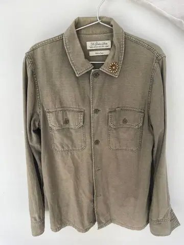 카키색 포켓 부착 셔츠 일본제