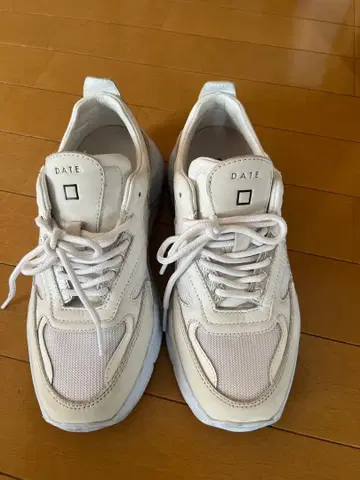 D.A.T.E. FUGA 화이트/골드 스니커즈