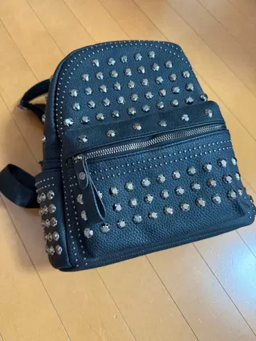 스터드 백팩 M 사이즈