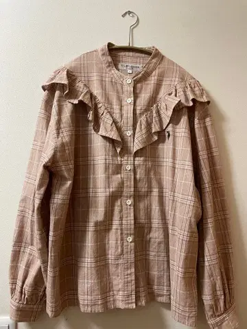 프릴 달린 베이지 계열 체크 긴팔 셔츠