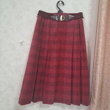 빨간색과 검은색 체크 플리츠 스커트