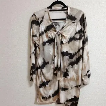 리본 포함 긴팔 블라우스 루즈한 사이즈 베이지 계열