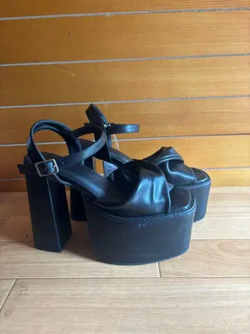 통굽 샌들 블랙