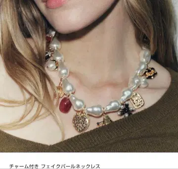 ZARA 참 포함 모조 진주 목걸이