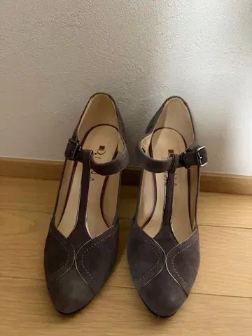 DIANA T스트랩 스웨이드 펌프스