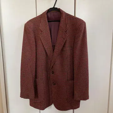 빨간색과 검은색 체크 무늬 블레이저