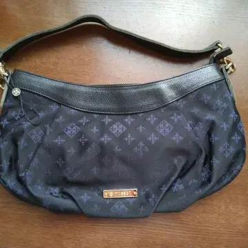 새상품 russet 엠보싱 가공 숄더백