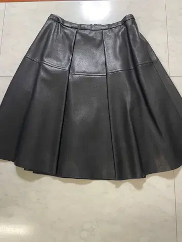 블랙 합성 피혁 플레어 스커트