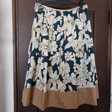 아모아르 카프리스 꽃무늬 플레어 스커트 네이비 베이지