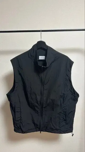 뎁스 블랙 슬리브리스 베스트