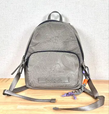Desigual 엠보싱 꽃무늬 백팩 그레이