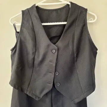 블랙 베스트와 팬츠 셋업