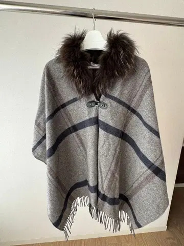 그레이 계열 후드 부착 판초