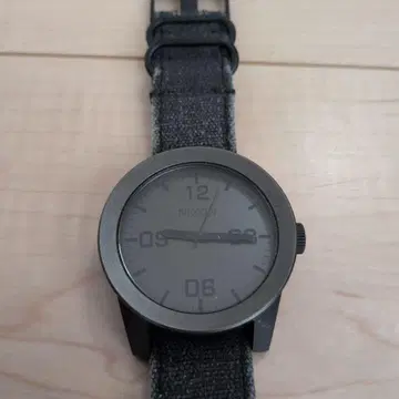 NIXON 데님 스트랩 쿼츠 손목시계