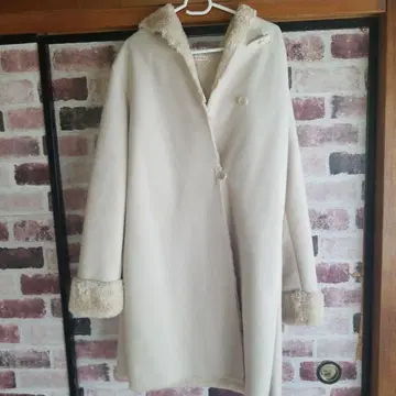 아이보리 플리스 후드 부착 롱 코트