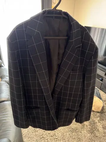 테일러드 자켓 네이비와 화이트 체크 무늬